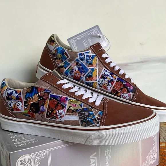 Vans Men’s Old Skool
Disney 100 Scrapbook Multi
VN0005UFBMB
Sneakers - Picture 5 of 16